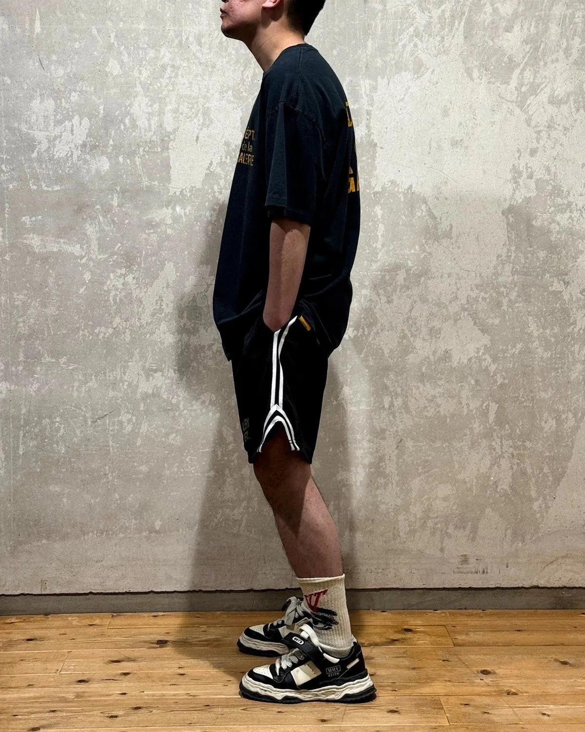 GALLERY DEPT. VENICE COURT SHORTS English mesh shorts Logo webbing wide-leg basketball shorts Black and white S-XL Original molding Loose wide-leg version American boys' first choice Breathable mesh fabric Superimposed soft material inside Comfortable and easy to match Custom-woven original consistent webbing/main mark/component wash mark Details are enlarged to follow